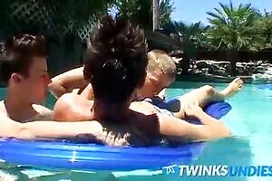 Twinks Kayden Daniels and Ayden James anal fuck outdoor