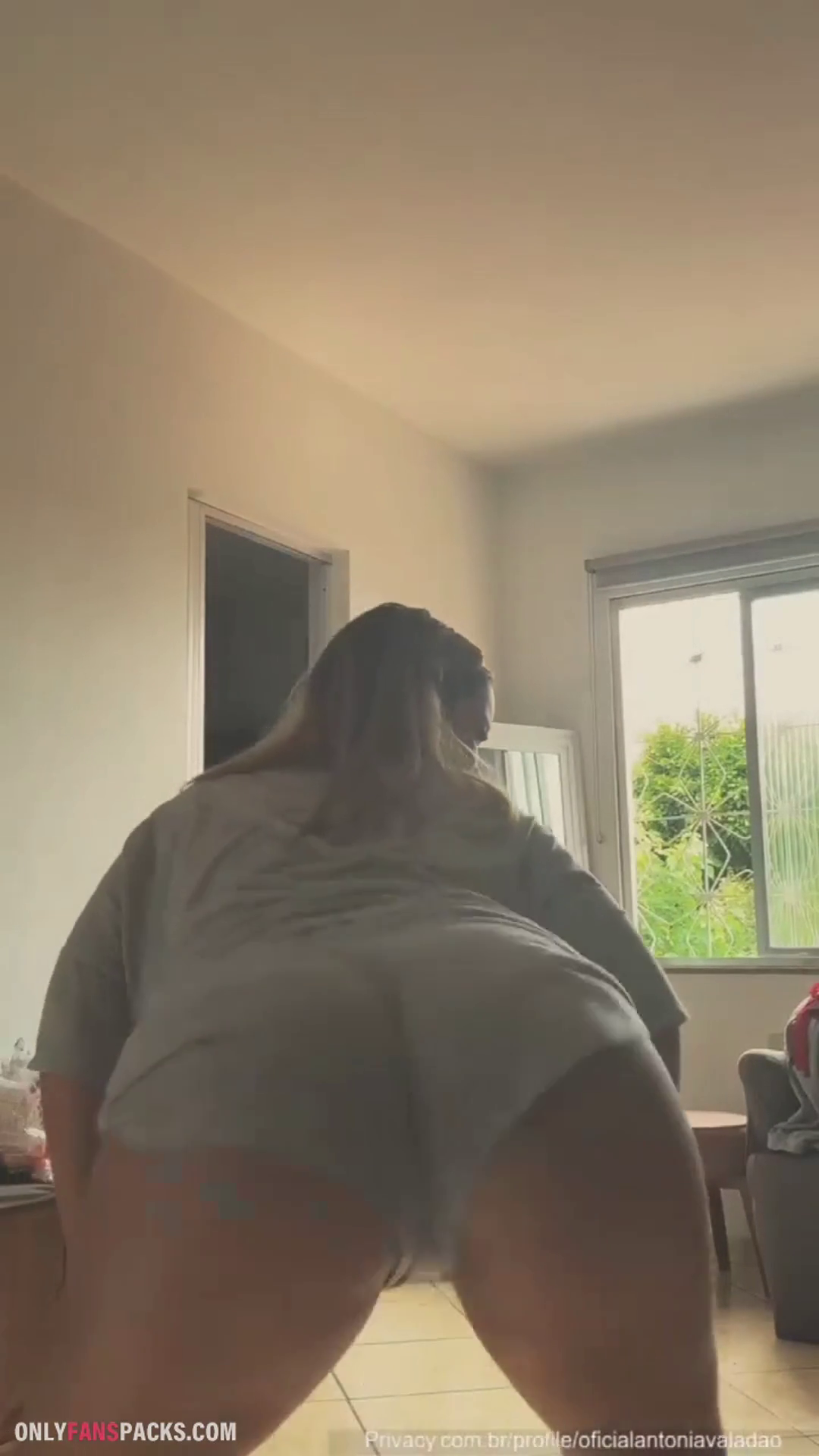 Packs de videos sensuais da novinha do rabão Antonia Valadao uma loira linda mostrando suas curvas quase pelada