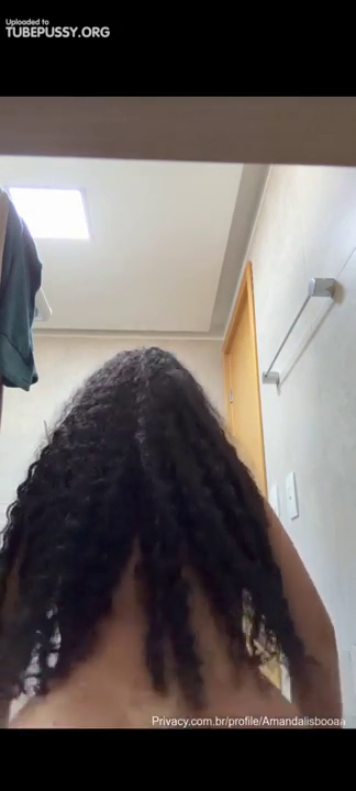 Amanda Lisboa nude mostrando a bunda com a calcinha fio dental bem á mostra uma delícia de rabuda