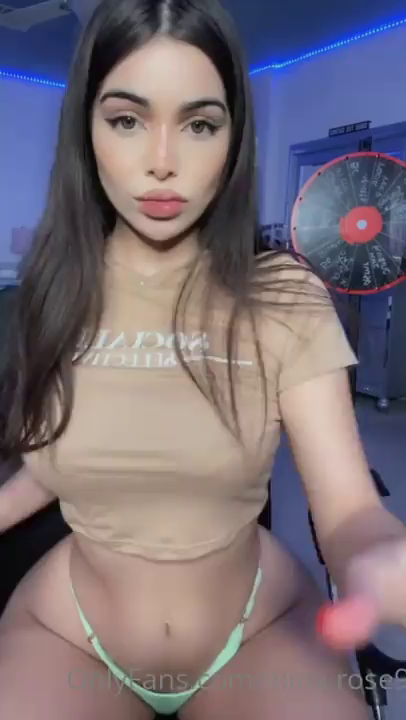 Caiu na net Alina Rose peituda em live pra punheteiro lotada pra ver os seios dessa morena gostosa vende conteúdo no Onlyfans