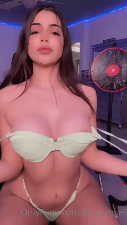 Caiu na net Alina Rose peituda em live pra punheteiro lotada pra ver os seios dessa morena gostosa vende conteúdo no Onlyfans