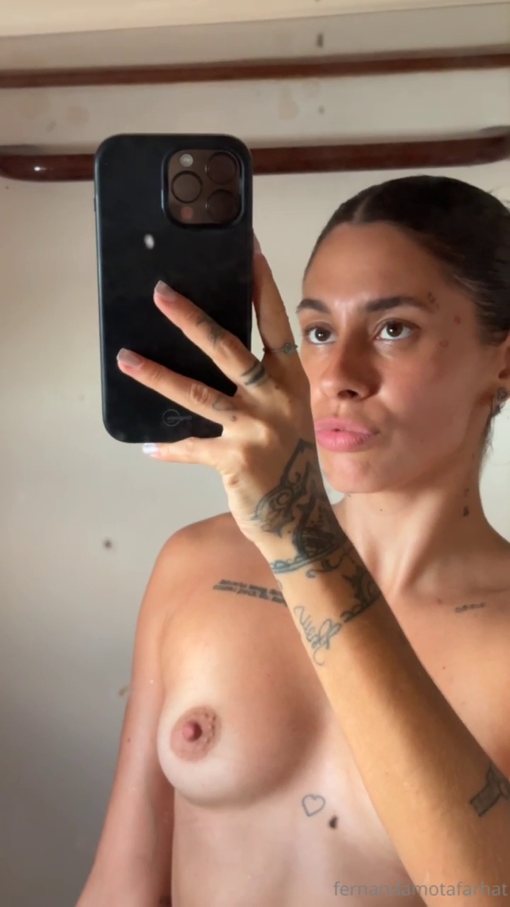 Fernanda Mota Farhat vazada exibindo os mamilos e de lingerie na parte de baixo morena gostosa Erome