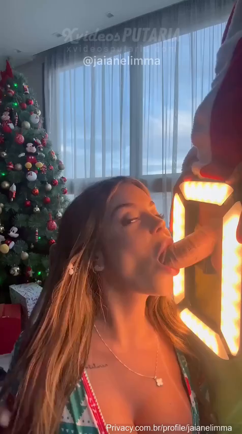 Jaiane Lima peituda mostrando os seios grandes enquanto paga um boquete no macho avantajado vestido de Papai Noel