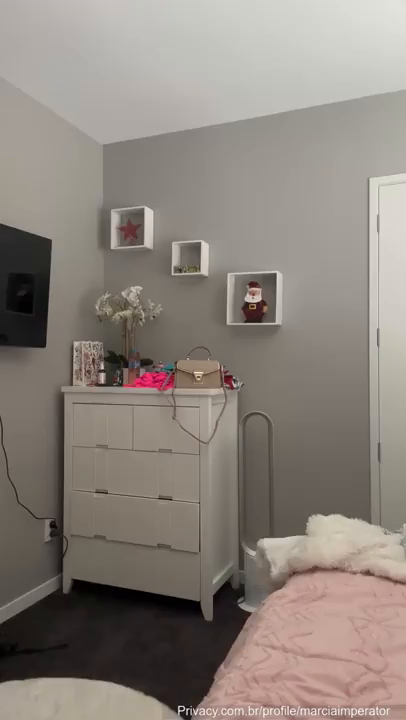 Marcia Imperator pelada tocando siririca bela de uma coroa gostosa que ainda tem peitos e a buceta muito linda