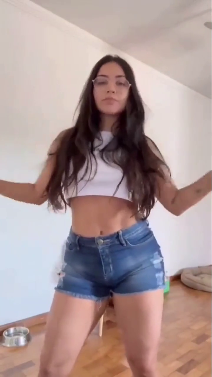 Tainá Costa vazada em compilado dançando funk rebolando até o chão a bunda puta que gosta da putaria malandra