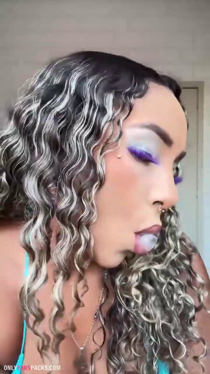 Allanna Jhessy Erome dançando na live pra punheteiro de lingerie mostra os peitos deliciosos e vira de costas exibindo a bunda