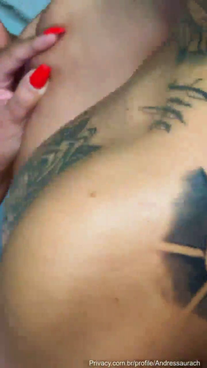 Anão Pistolinha fodendo a buceta da safadona Andressa Urach fantasiada