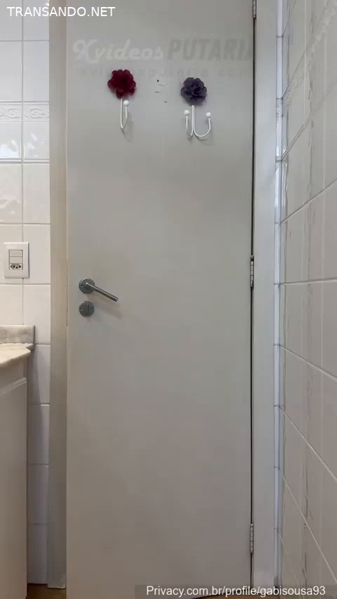 Gabi Sousa tirando o shortinho mostrando a bunda grande e toma banho lingerie branca transparente