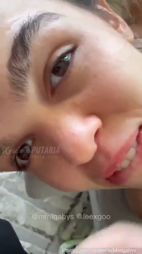 Gabriela Gadotti Mini Gabys tomando gozada na carinha de safada ficando toda lambuzada