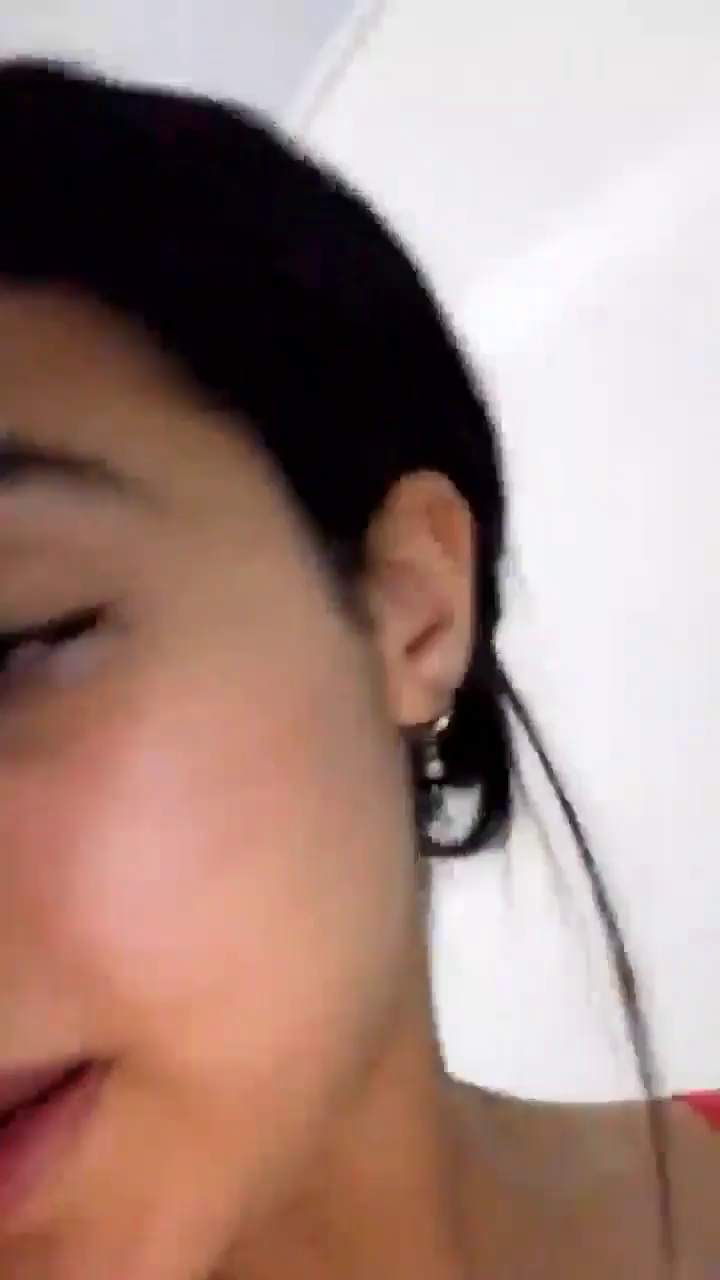 Jovem morena de 21 anos de Sorocaba-SP mostrando seus peitos durinhos gostosos e bronzeados