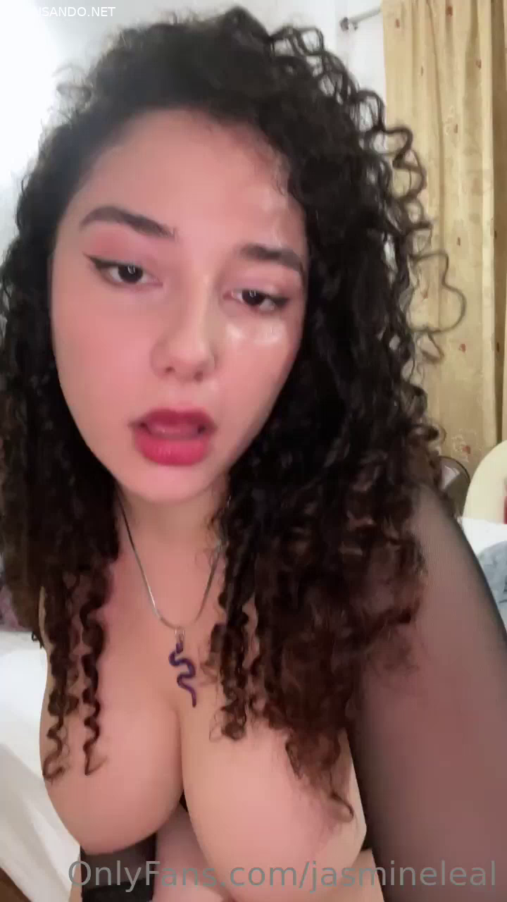 Ninfeta peituda Jasmine Leal nua uma gata usando um vibrador na buceta