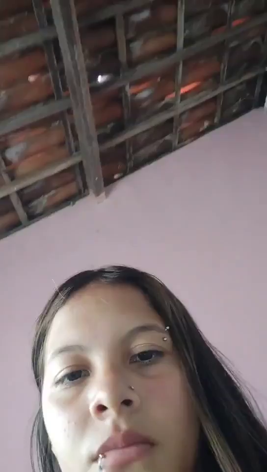 Novinha safada de 18 anos peladinha fazendo live mostrando o corpinho nu e se masturbando