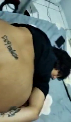 Ninfeta de quatro liberando o cuzinho apertado por amigo dotado