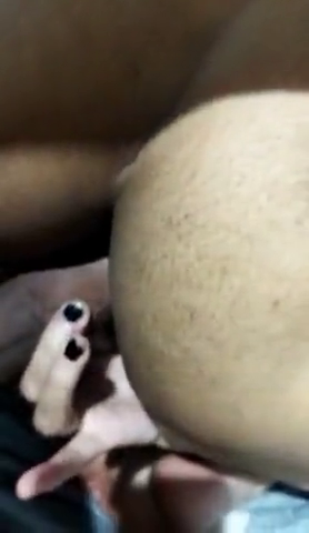 Ninfeta de quatro liberando o cuzinho apertado por amigo dotado