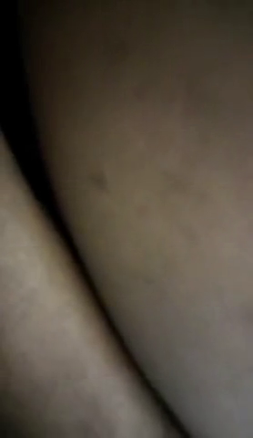 Ninfeta de quatro liberando o cuzinho apertado por amigo dotado