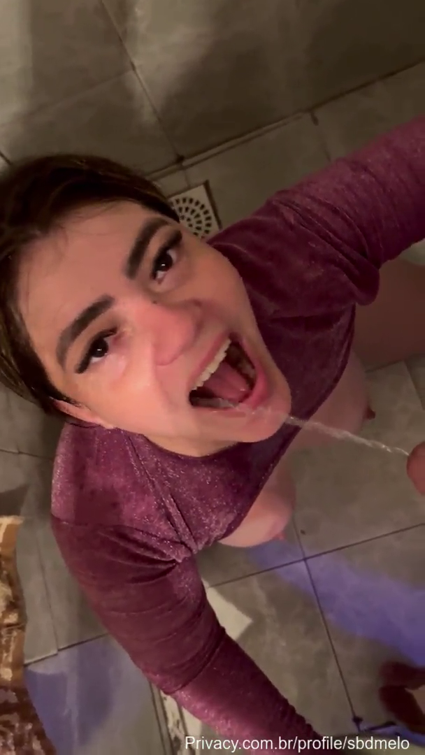 Privacy Jessica Alencar levando mijada na sua cara