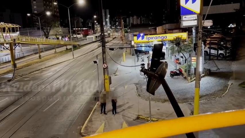Ananda Mira e Chibata fazendo sexo safado em passarela movimentada de São Paulo a noite