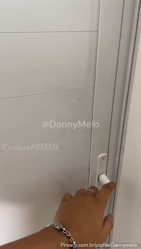 Danny Melo fazendo sexo gostoso no banheiro dando a bucetinha até em cima da pia