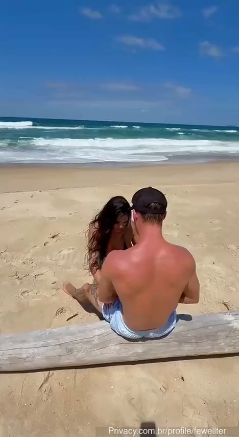 Fernanda Welter fazendo sexo gostoso e safado com seu amigo casado em praia do Rio de Janeiro