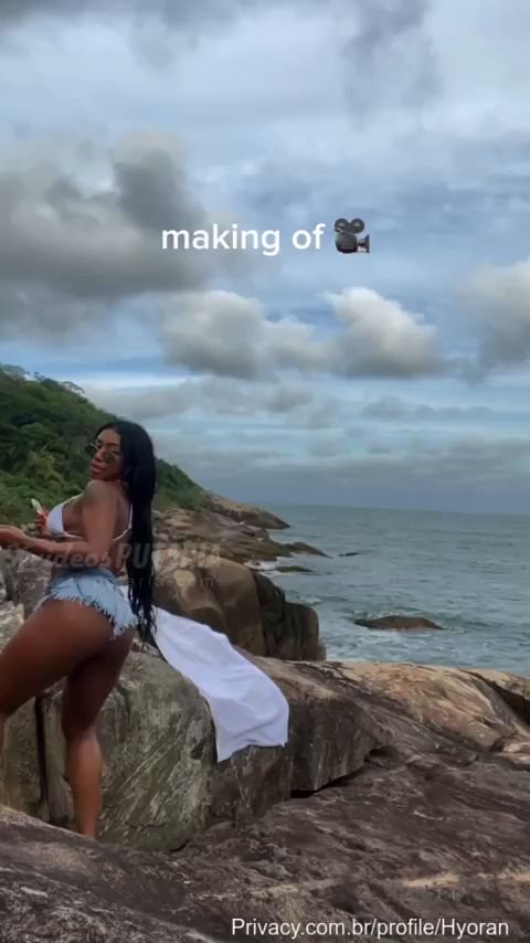 Hyoran fodendo o cuzinho da Pocahontas carioca na praia de Abricó durante a luz do dia