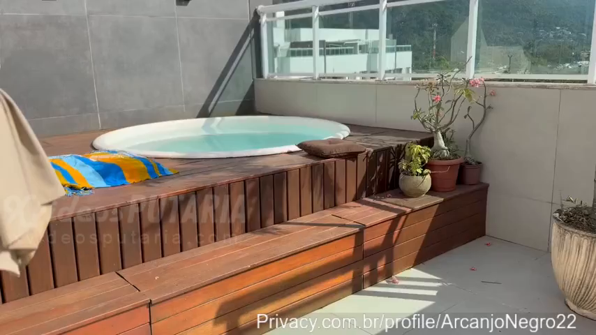 Katiuska Glesse deixa negão novinho comer seu cuzinho gostoso na beira da jacuzzi