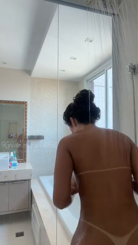 Leticia Disher Vieira pelada de quatro mostrando a bucetinha e seu cuzinho apertado