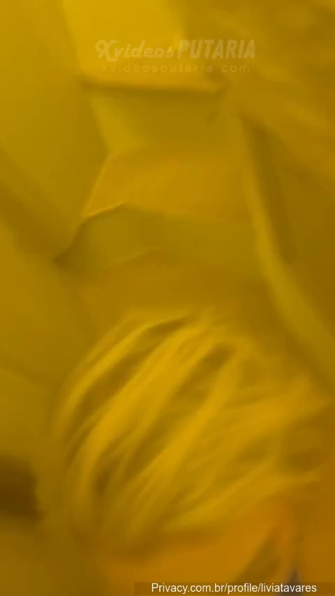Livinha Loirinha fazendo boquete guloso em amigo dotado e deixando ele gozar na sua boca