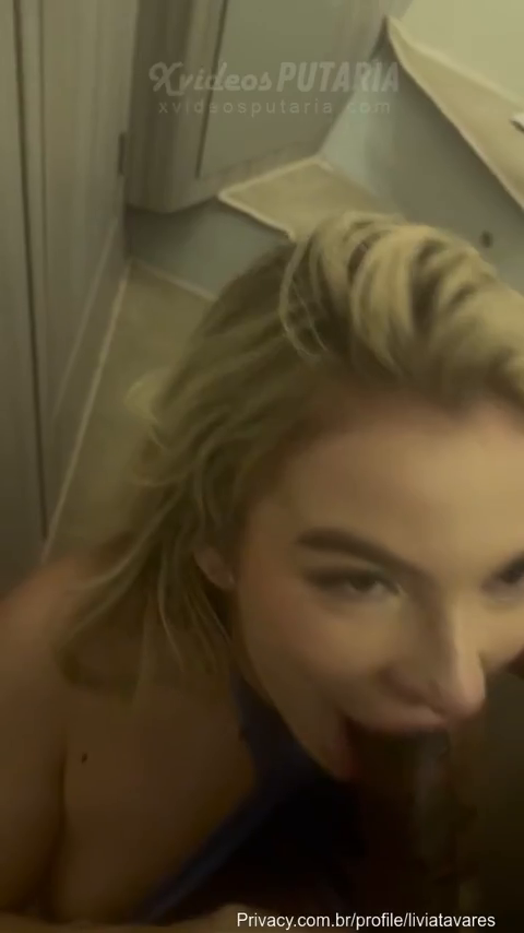 Livinha Loirinha fazendo boquete guloso em amigo dotado e deixando ele gozar na sua boca