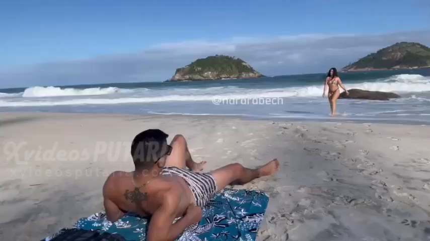 Nara Rabech dando sua bucetinha gostosa carnuda na praia durante o dia todo