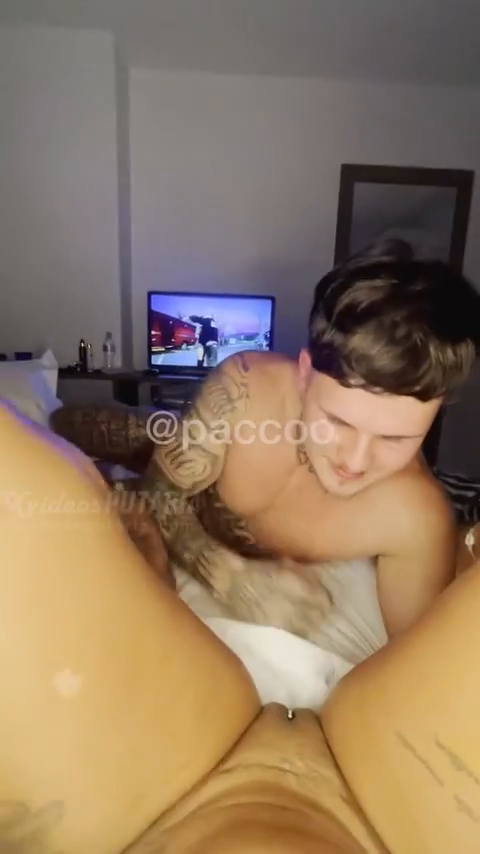 Paccoo fodendo a bucetinha da prima cavalona que tem um lindo rabo grande tatuado