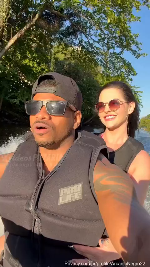 Paolla Hotwife fazendo sexo gostoso com novinho negão durante passeio de jet ski