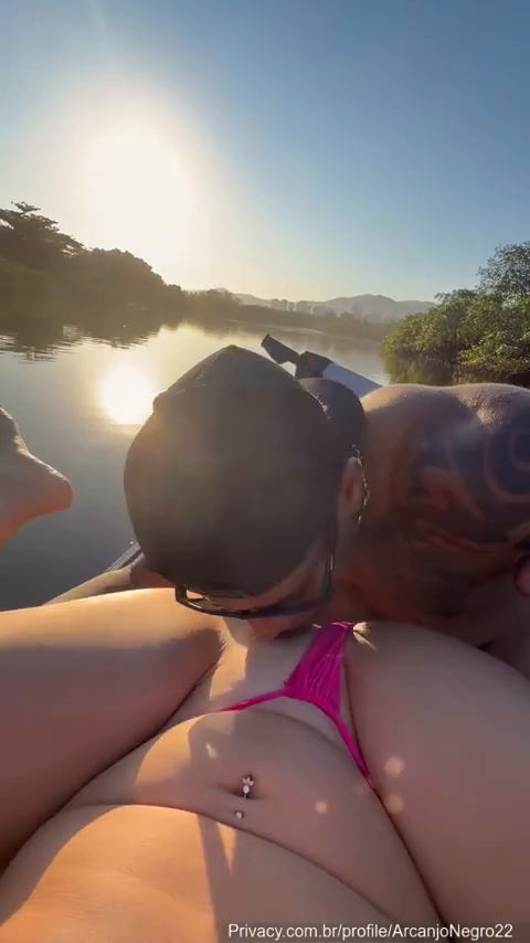 Paolla Hotwife fazendo sexo gostoso com novinho negão durante passeio de jet ski