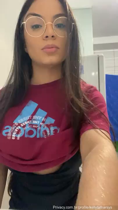 Vídeo porno da Kellyta Tharsys nua uma morena irresistível arrasando mostrando sua bunda e batendo sirica no seu bucetão
