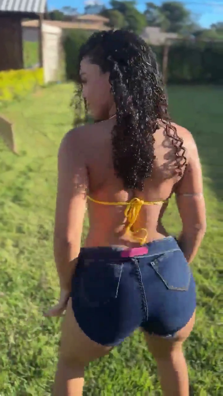 Morena sensacional Angela Samara em packs de vídeos dançando com roupas sensuais